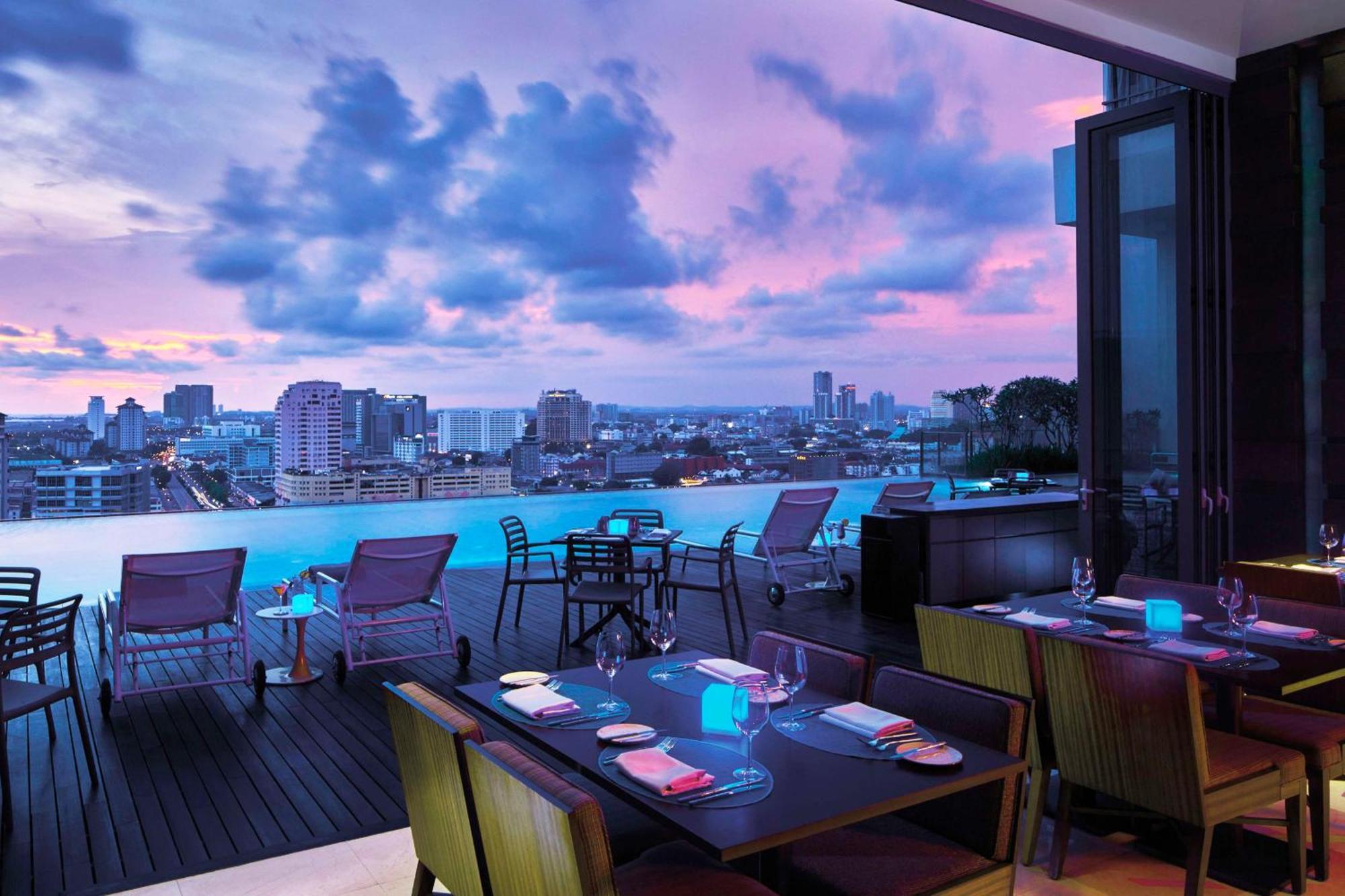 Hotel Doubletree By Hilton Melaka Exterior foto View from the rooftop bar